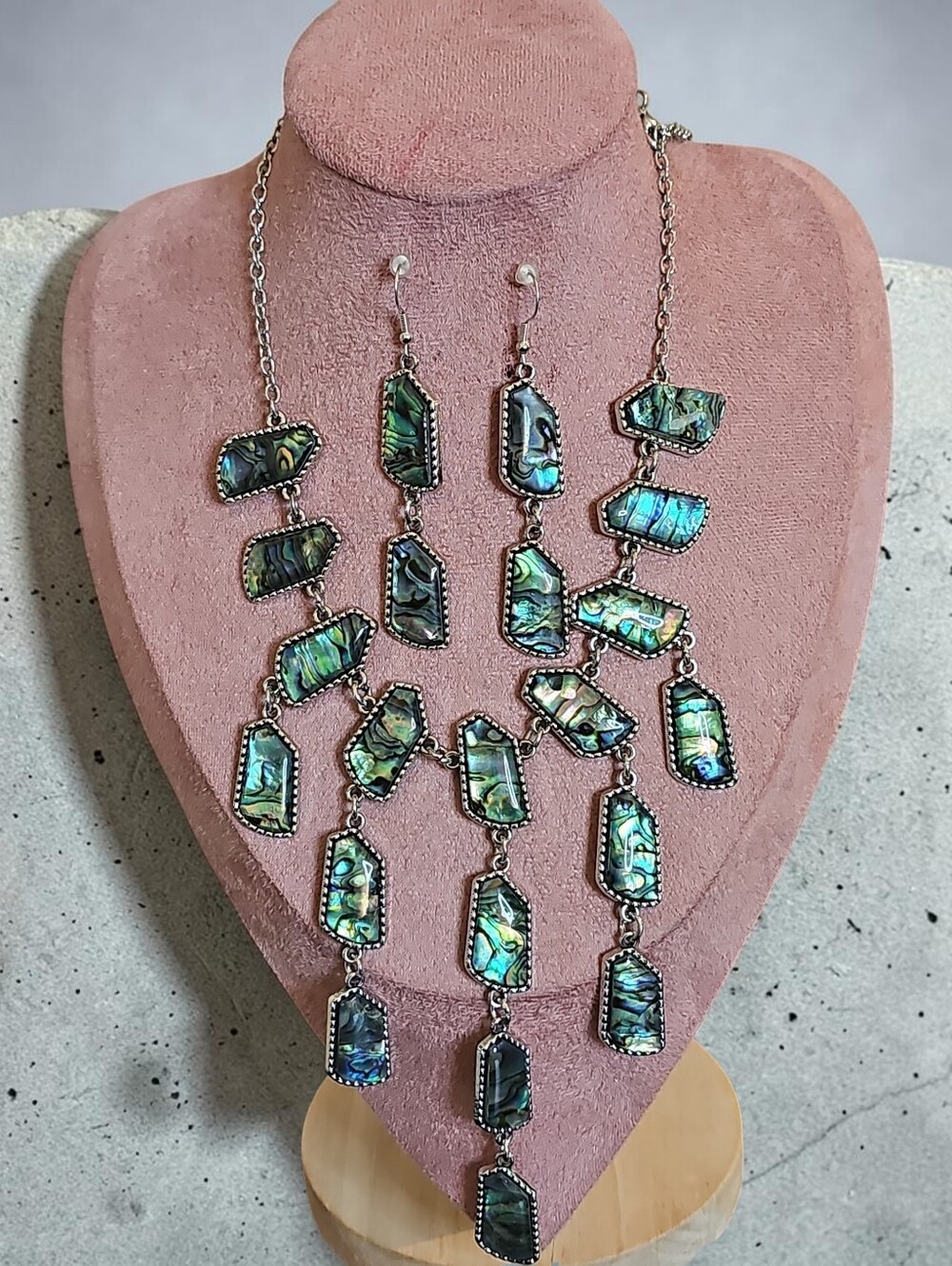 Sassified Boutique Nwt Iridescent Abalone Drop Necklace in Green With Earings - Picture 2 of 3